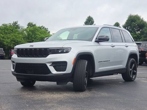 Used 2024 Jeep Grand Cherokee Altitude AWD/4WD image 19