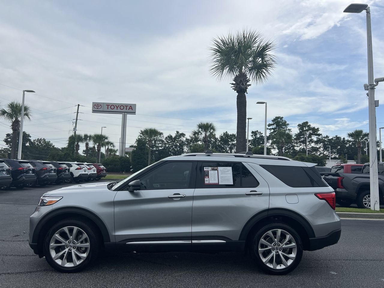 Used 2023 Ford Explorer Platinum w/ Technology Package AWD/4WD image 7