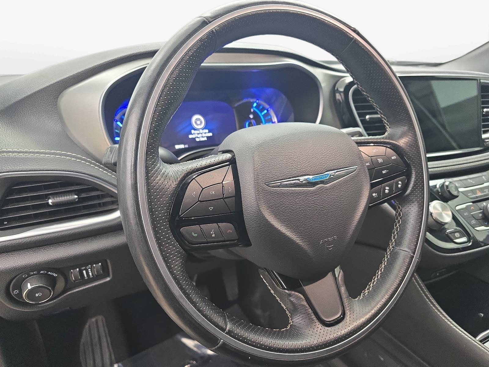 Used 2021 Chrysler Pacifica Limited w/ Uconnect Theater Family Group FWD image 13