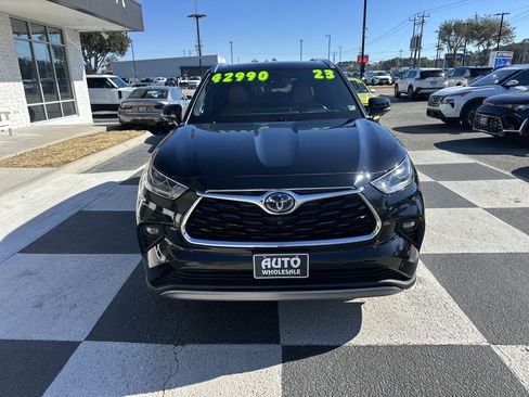 Used 2023 Toyota Highlander Platinum image 2