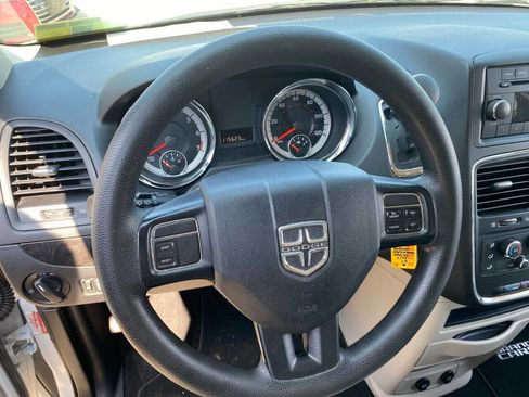 Used 2017 Dodge Grand Caravan SE image 8