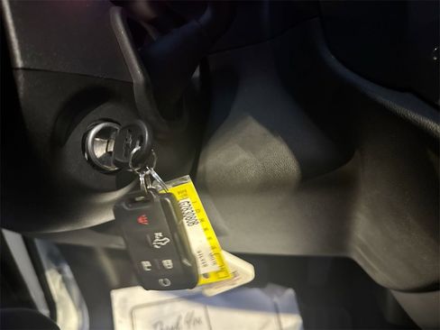 Used 2020 Chevrolet Silverado 1500 Custom w/ Custom Value Package image 21