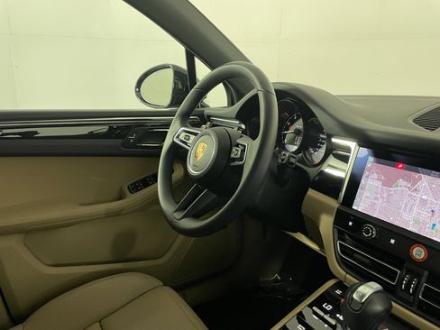 Used 2025 Porsche Macan image 12