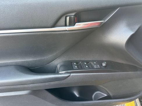 Used 2020 Toyota Camry SE image 10