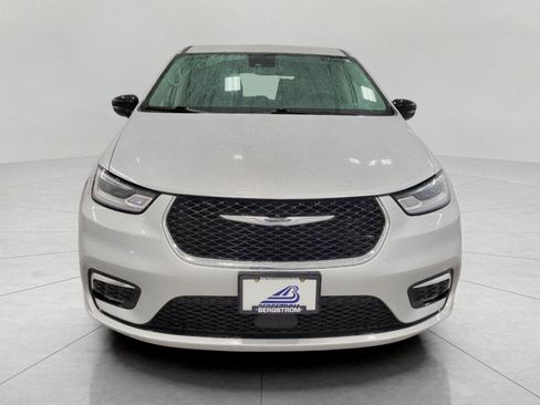 Used 2024 Chrysler Pacifica Touring-L image 12