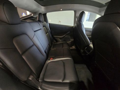 Used 2022 Tesla Model Y Long Range image 9