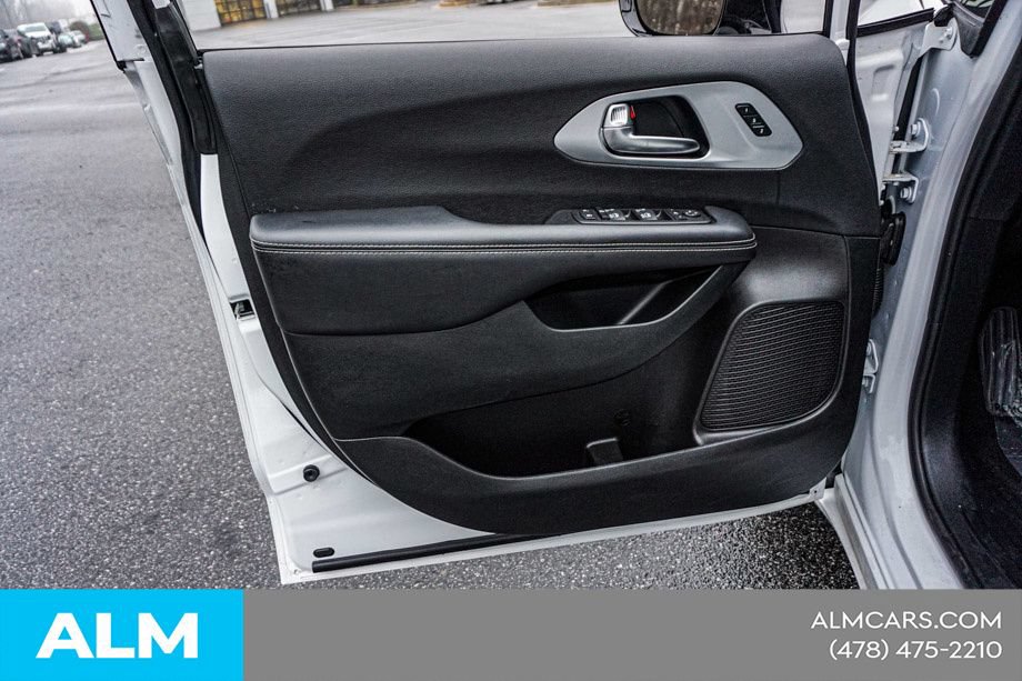 Used 2025 Chrysler Pacifica Limited FWD image 50
