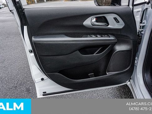 Used 2025 Chrysler Pacifica Limited FWD image 50