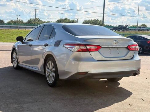Used 2018 Toyota Camry LE FWD image 5