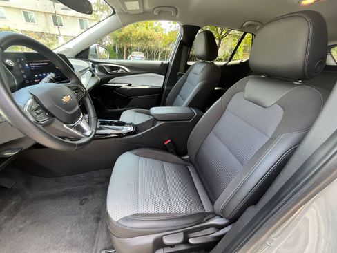 Used 2025 Chevrolet Trax LT w/ LT Convenience Package image 25