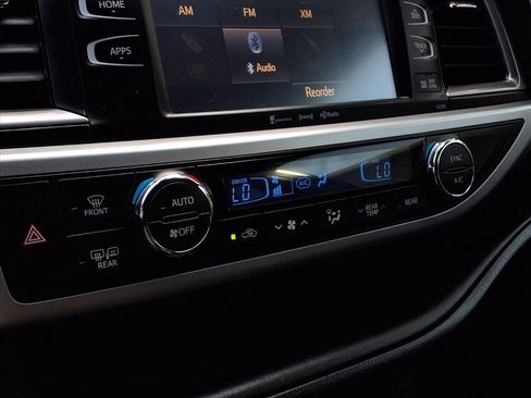 Certified 2019 Toyota Highlander SE w/ Nightshade Edition image 10