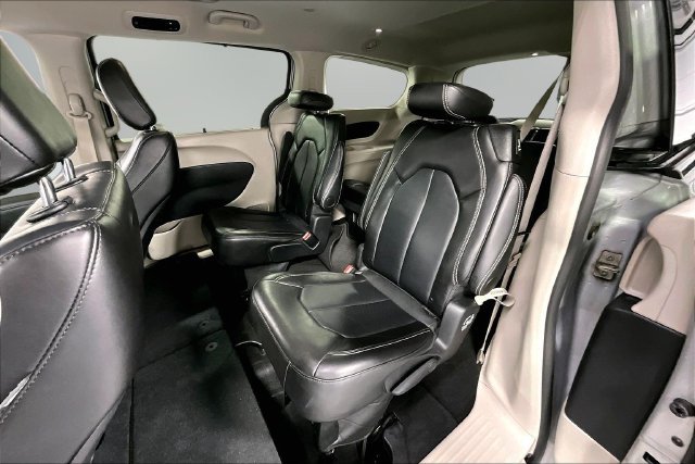 Used 2024 Chrysler Pacifica Touring-L FWD image 19
