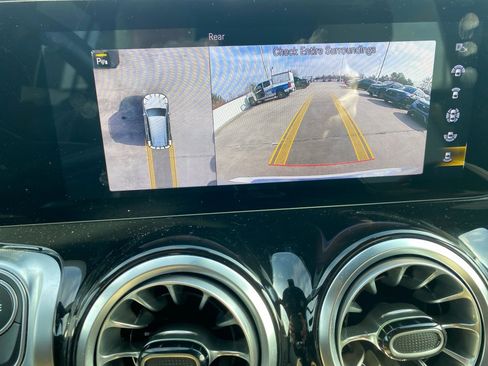 Used 2022 Mercedes-Benz GLB 250 4MATIC image 23