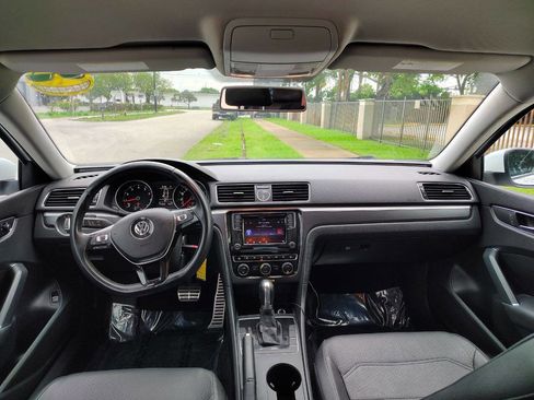 Used 2017 Volkswagen Passat 1.8T R-Line image 15