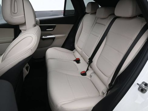 Used 2025 Mercedes-Benz GLC 300 4MATIC image 27