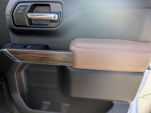 Used 2022 Chevrolet Silverado 1500 High Country w/ Technology Package image 34