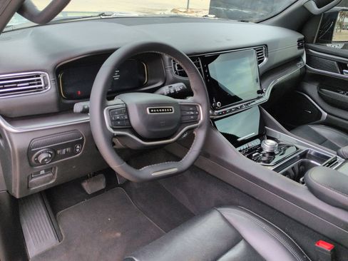 Used 2024 Jeep Wagoneer 4WD image 9