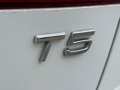 Used 2019 Volvo XC60 T5 Momentum w/ Premium Package image 25