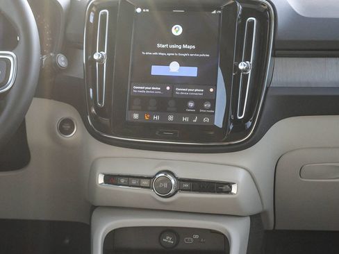 New 2026 Volvo XC40 B4 Plus w/ Climate Package FWD image 23