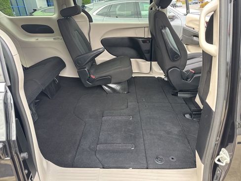 Used 2023 Chrysler Voyager LX image 51
