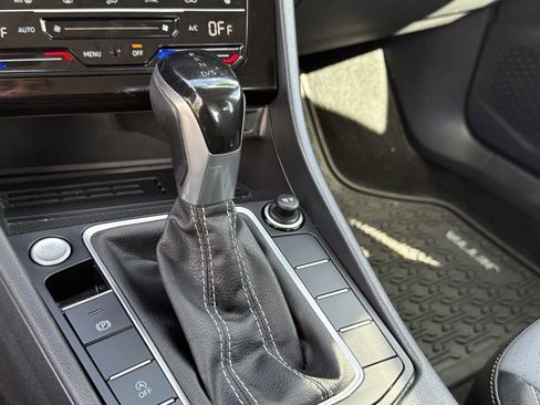 Used 2025 Volkswagen Jetta SE image 18