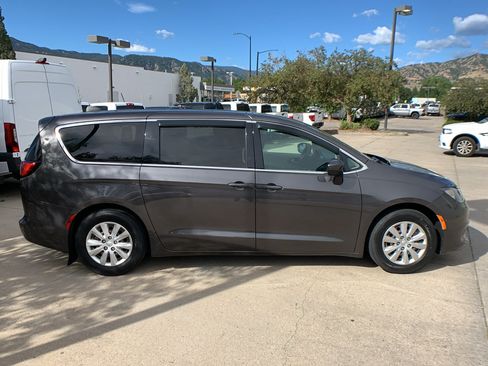 Used 2018 Chrysler Pacifica L FWD image 6