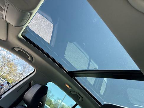 Used 2017 Volkswagen Tiguan Sport image 23