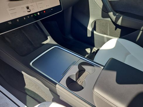 Used 2022 Tesla Model Y Long Range image 16