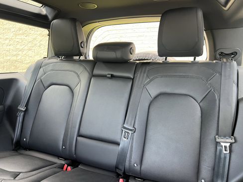 Certified 2023 Land Rover Defender 90 SE image 33