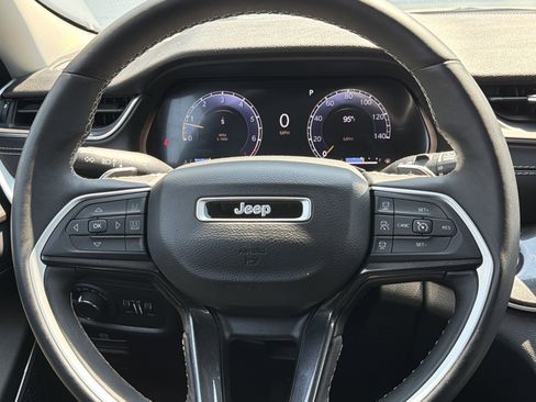 Used 2022 Jeep Grand Cherokee Laredo w/ Luxury Tech Group I AWD/4WD image 17