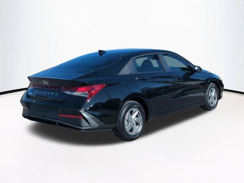 New 2026 Hyundai Elantra SE FWD image 5