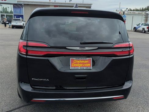 Used 2024 Chrysler Pacifica Touring-L FWD image 5