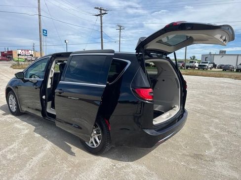 Used 2024 Chrysler Pacifica Touring-L FWD image 4