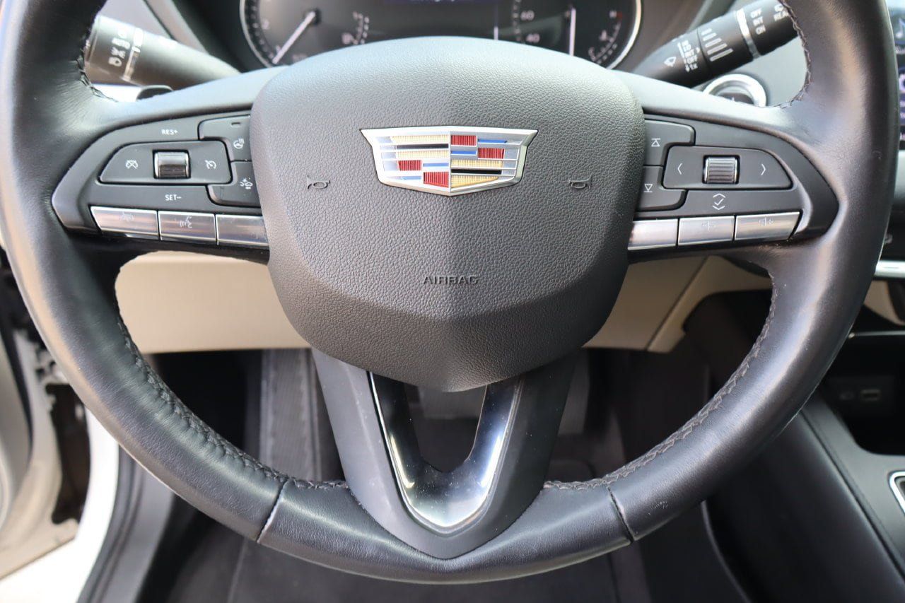 Used 2023 Cadillac XT4 Luxury w/ Cold Weather Package FWD image 12