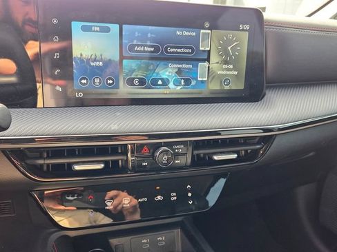 Used 2025 Nissan Kicks SR w/ Illumination Package FWD image 20