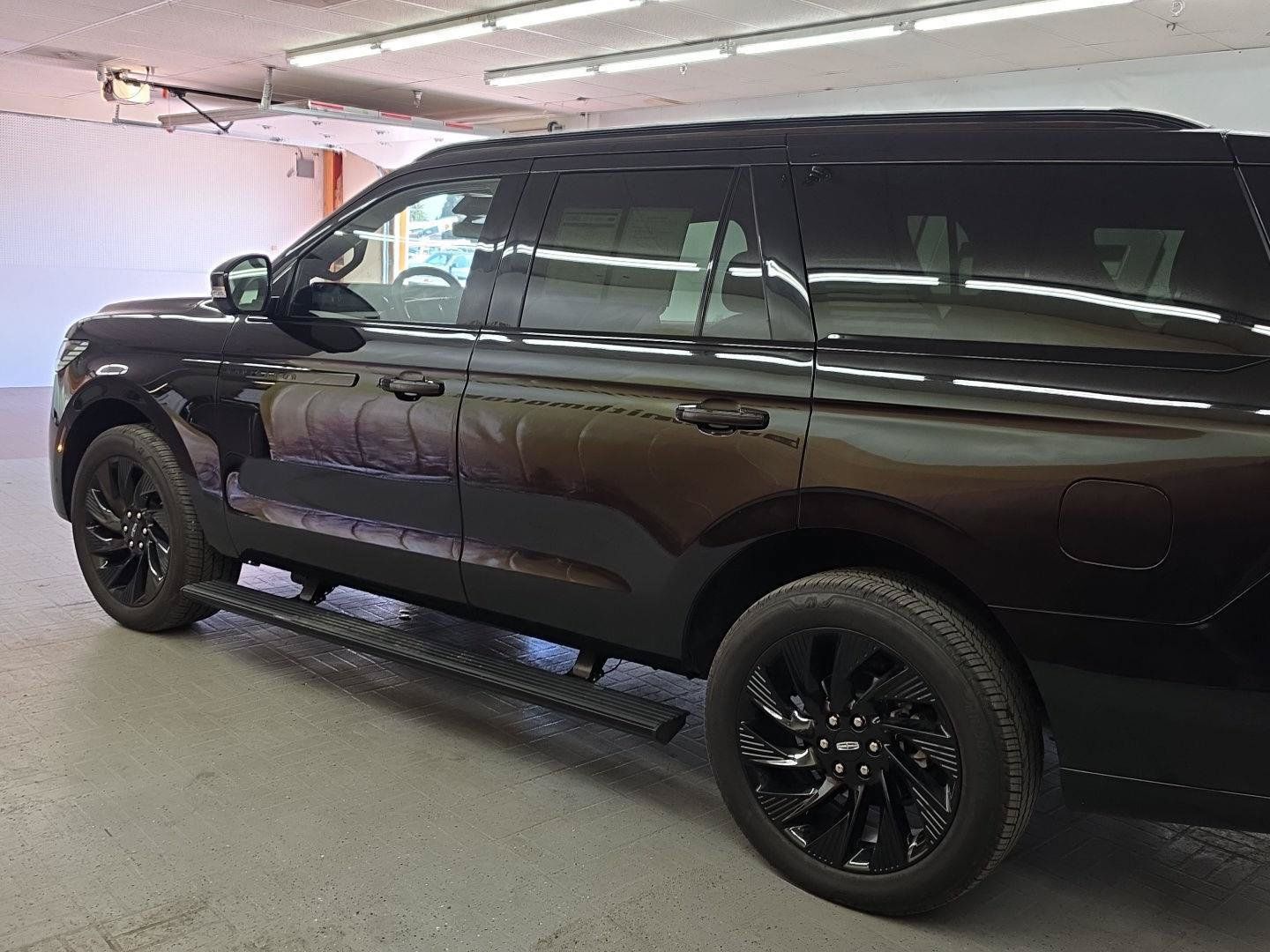 Certified 2025 Lincoln Navigator Reserve w/ Jet Appearance Package AWD/4WD image 3