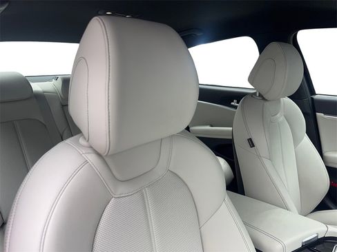 Used 2025 Genesis G70 2.5T image 45