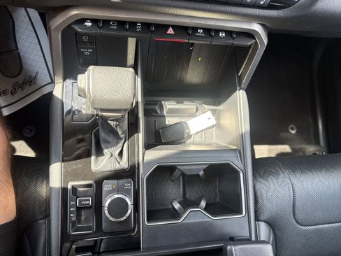 Used 2023 Toyota Tundra Limited AWD/4WD image 21