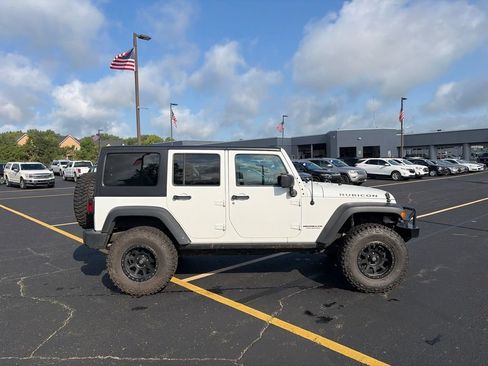 Used 2016 Jeep Wrangler Unlimited Rubicon w/ Connectivity Group AWD/4WD image 8