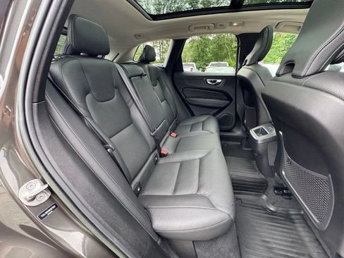 Used 2022 Volvo XC60 B5 Momentum w/ Climate Package AWD/4WD image 25
