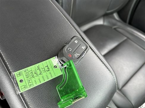 Used 2023 GMC Acadia SLT image 29