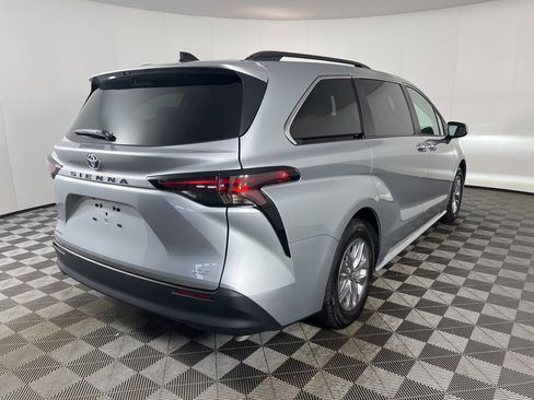 Used 2025 Toyota Sienna XLE image 19