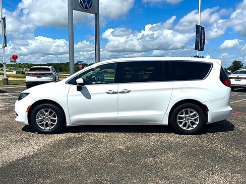 Used 2023 Chrysler Voyager LX FWD image 5