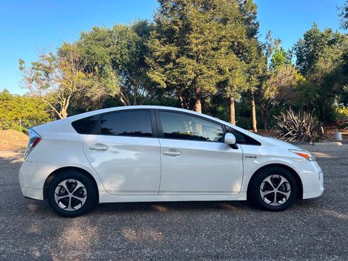 Used 2013 Toyota Prius Four w/ Deluxe Solar Roof Pkg FWD image 13