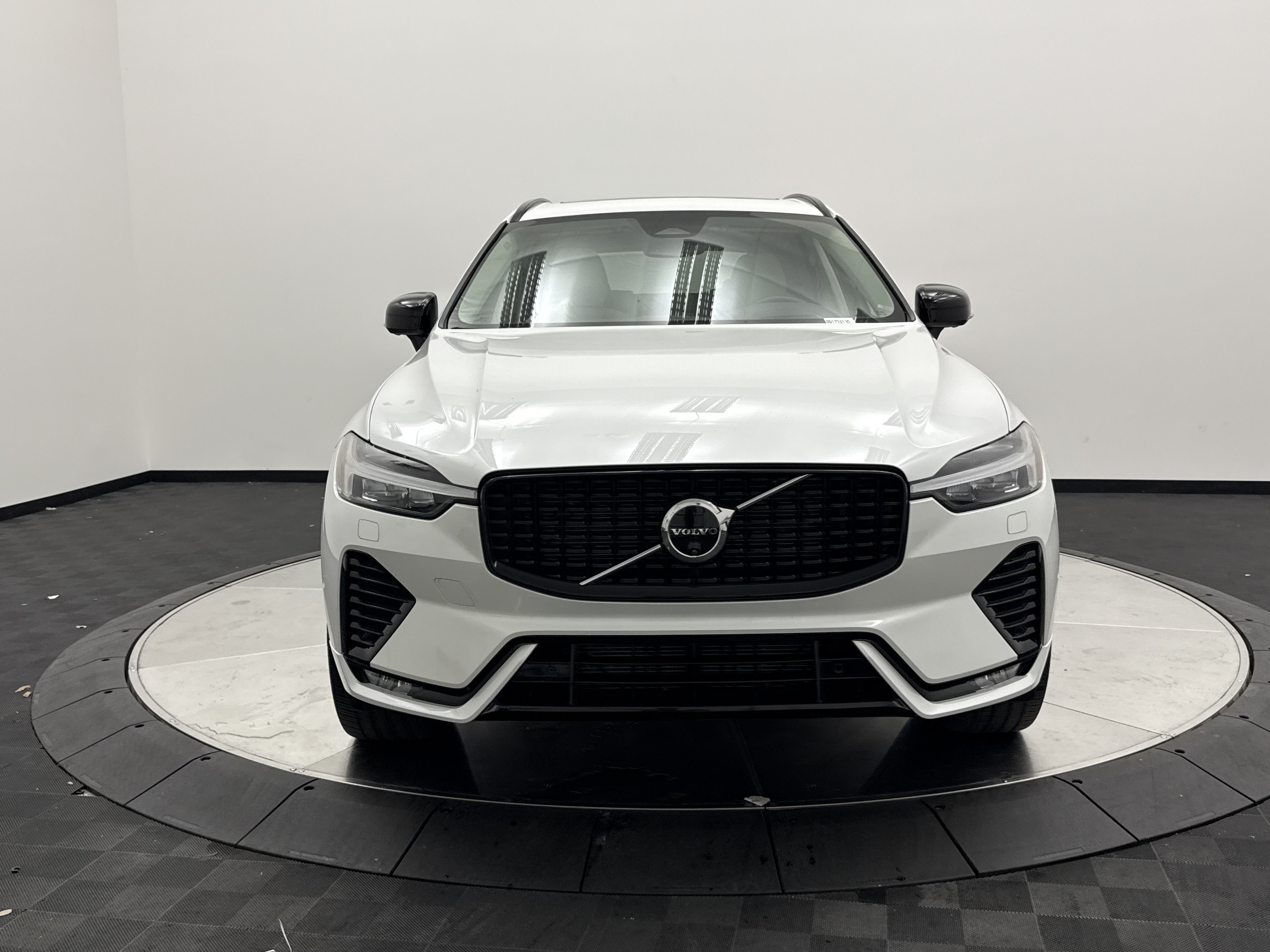 Used 2024 Volvo XC60 B5 Ultimate w/ Protection Package Premier AWD/4WD image 3