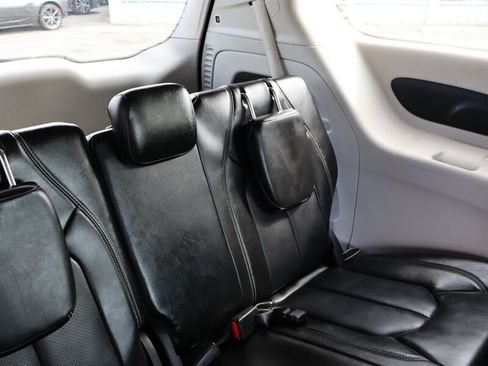 Used 2023 Chrysler Pacifica Touring-L FWD image 15