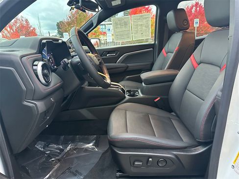 Used 2024 Chevrolet Colorado Z71 w/ Z71 Convenience Package 2 image 19