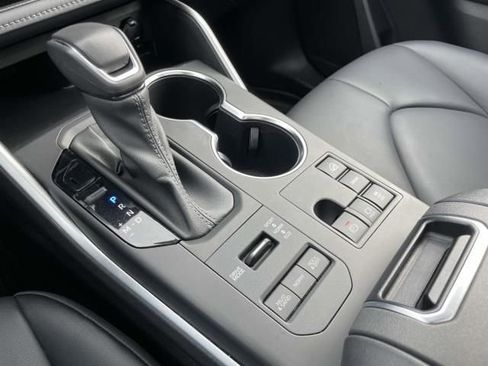 Used 2023 Toyota Highlander XLE image 30