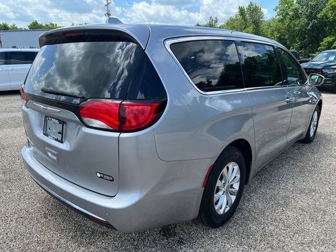 Used 2019 Chrysler Pacifica Touring Plus w/ Cold Weather Group FWD image 3