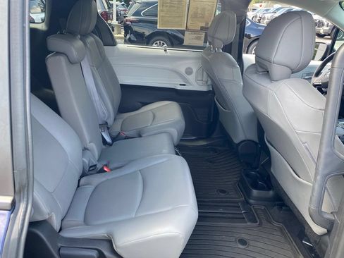 Used 2025 Toyota Sienna XLE FWD image 16